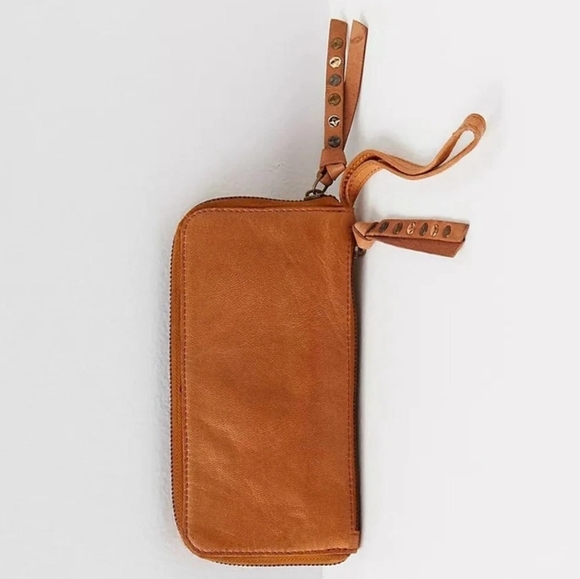 Free People Wristlet/Wallet Distressed Vegan Leather Brown/tan Discontinued - Picture 2 of 11